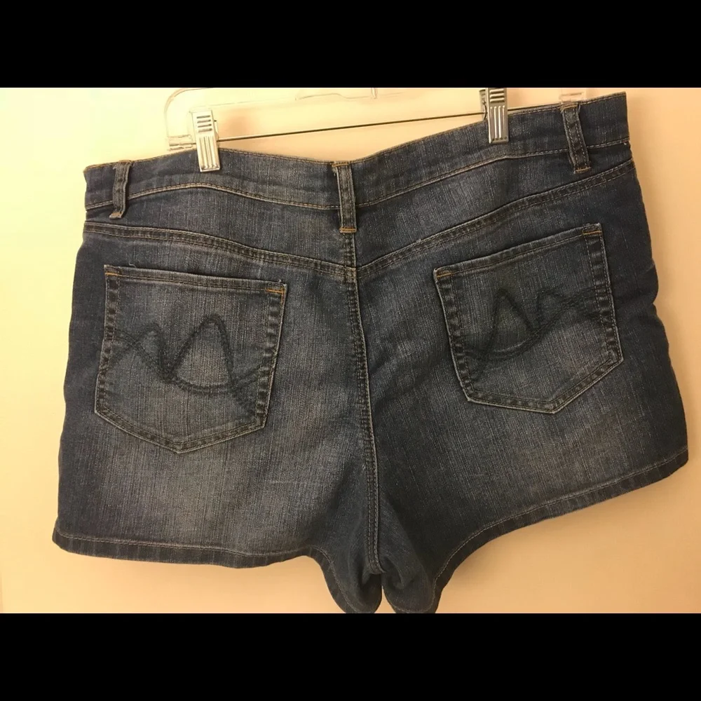 Women’s Denim Shorts - Picture 3 of 4